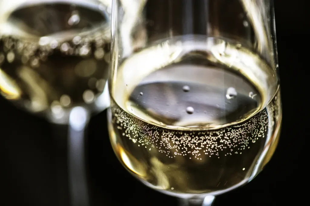 Copa de vino espumoso con las burbujas subiendo